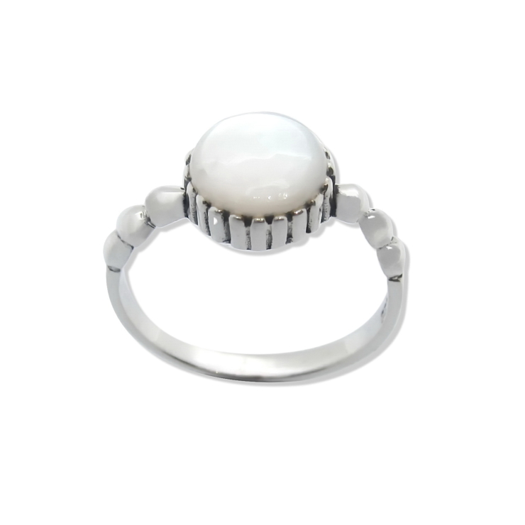 Silver Ring with Round Mother of Pearl.